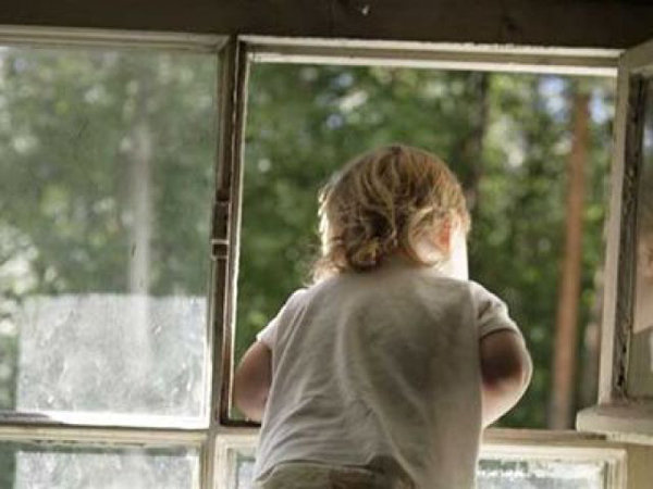 ребенок у окна